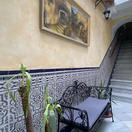Patio Andalusi Junto A La Vina Cadix